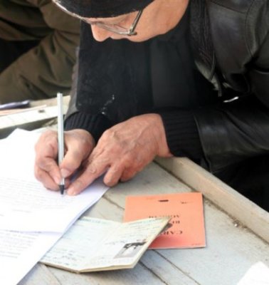 APIA: Rentierii agricoli îşi pot încasa rentele numai după vizarea carnetelor specifice